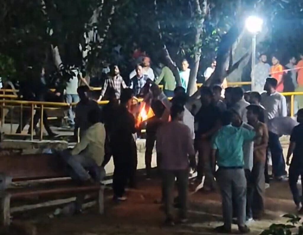 ಜೆಎನ್‌ಯು ವಿವಿನಲ್ಲಿ ಎಬಿವಿಪಿ ಬೆಂಬಲಿಗರಿಂದ ಫೆೆಲೆಸ್ತೀನ್ ಧ್ವಜ ಸುಟ್ಟು ಹಾಕಿ ಇಸ್ರೇಲ್ ಪರ ಘೋಷಣೆ