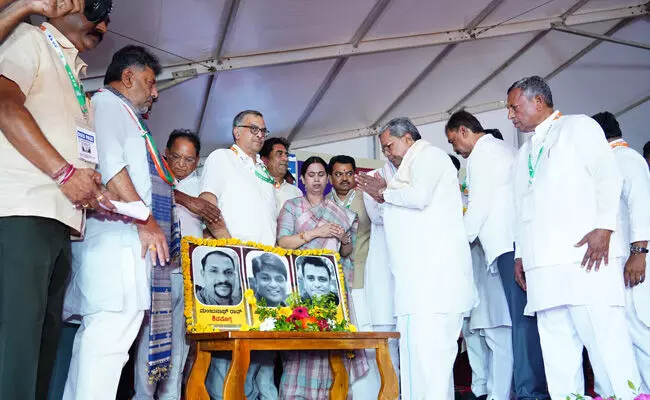 ಬಿಜೆಪಿ-ಆರೆಸ್ಸೆಸ್ ನ ಗೊಡ್ಡು ಬೆದರಿಕೆಗಳಿಗೆ ನಾವು ಜಗ್ಗಲ್ಲ-ಬಗ್ಗಲ್ಲ: ಭಾಷಣ ವೇಳೆ ಗದ್ದಲ ಎಬ್ಬಿಸಿದ ಬಿಜೆಪಿ ಕಾರ್ಯಕರ್ತೆಯರ ವಿರುದ್ಧ ಸಿಎಂ ಸಿದ್ದರಾಮಯ್ಯ ಆಕ್ರೋಶ