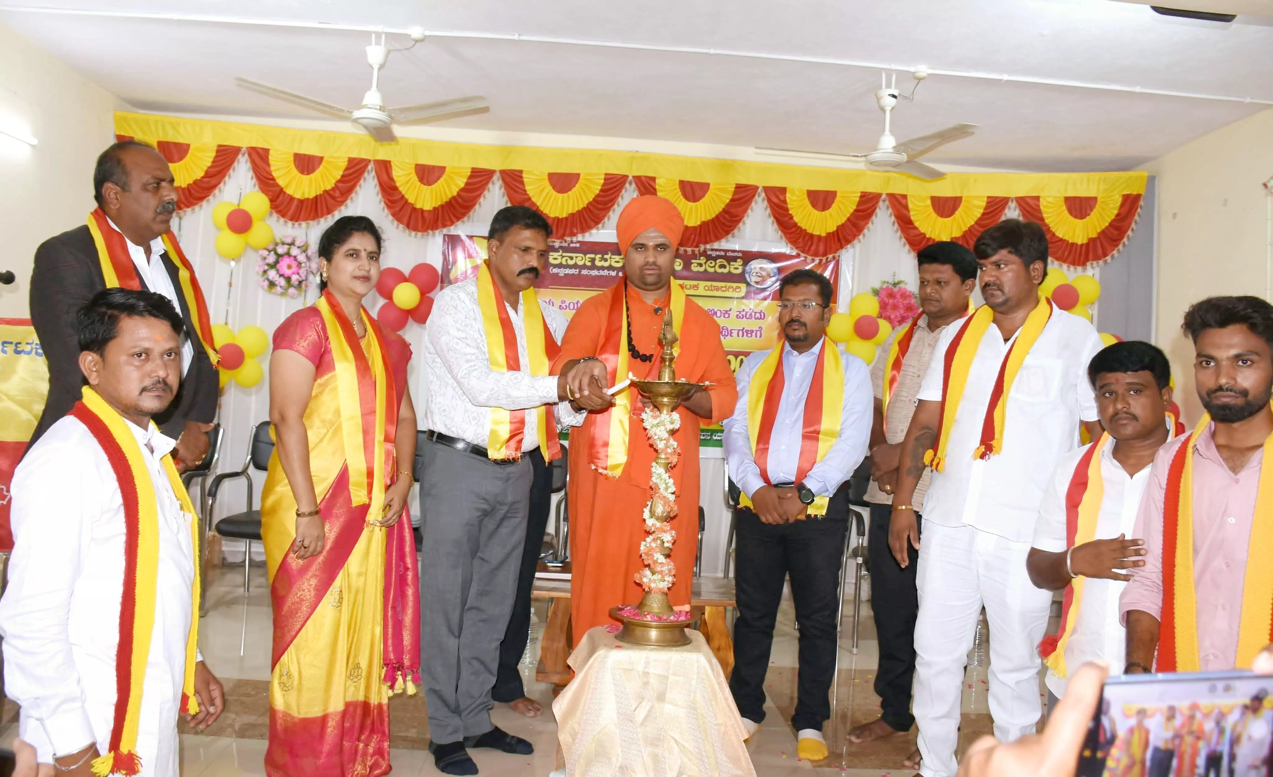 ಯಾದಗಿರಿ | ನೆಲ, ಜಲ ಹೋರಾಟದ ಜೊತೆಗೆ ಸಂಸ್ಕೃತಿ, ಸಾಹಿತ್ಯ ಪ್ರತಿಭಾ ಪುರಸ್ಕಾರಗಳು ನೀಡುವ ಕರವೇ ಕಾರ್ಯ ಶ್ಲಾಘನೀಯ : ಸಿದ್ದಲಿಂಗಶ್ರೀ