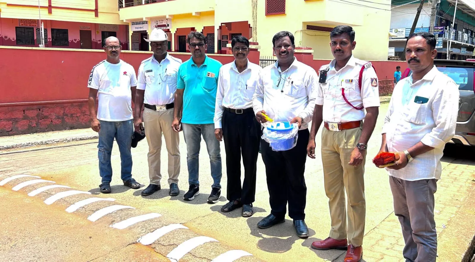 ಸರಕಾರಿ ಶಾಲೆಗಳ ಸಮೀಪ ರಸ್ತೆ ಸುರಕ್ಷತಾ ಕ್ರಮದ ಅಭಿಯಾನ ಸರಕಾರಿ ಶಾಲೆಗಳ ಸಮೀಪ ರಸ್ತೆ ಸುರಕ್ಷತಾ ಕ್ರಮದ ಅಭಿಯಾನ