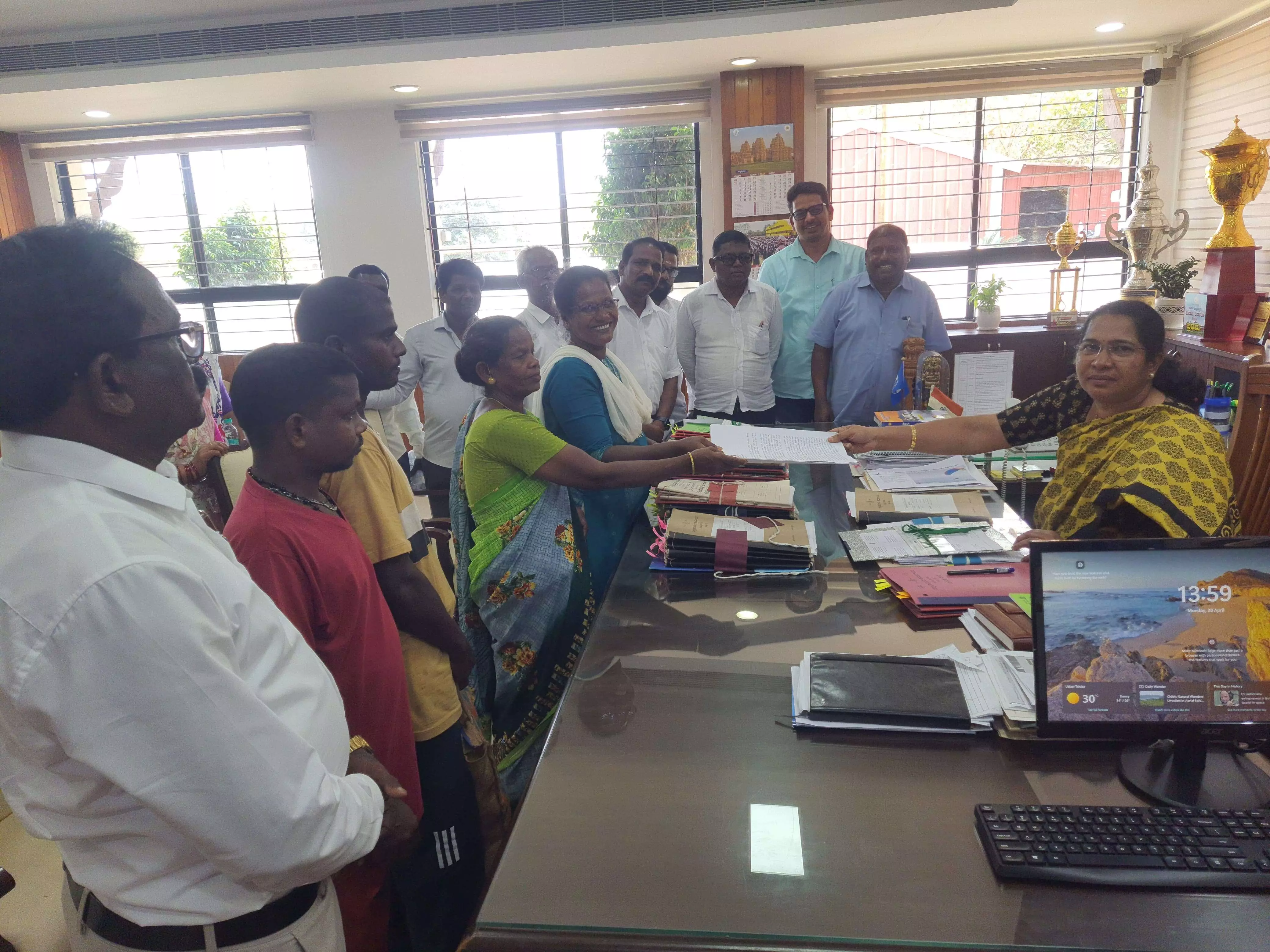 ಕೊಲ್ಲೂರು| ಕೊರಗ ವಿಧವೆಯ ಮನೆ ಧ್ವಂಸ ಪ್ರಕರಣ: ಡಿಸಿ, ಎಸ್ಪಿಗೆ ಮನವಿ ಕೊಲ್ಲೂರು| ಕೊರಗ ವಿಧವೆಯ ಮನೆ ಧ್ವಂಸ ಪ್ರಕರಣ: ಡಿಸಿ, ಎಸ್ಪಿಗೆ ಮನವಿ