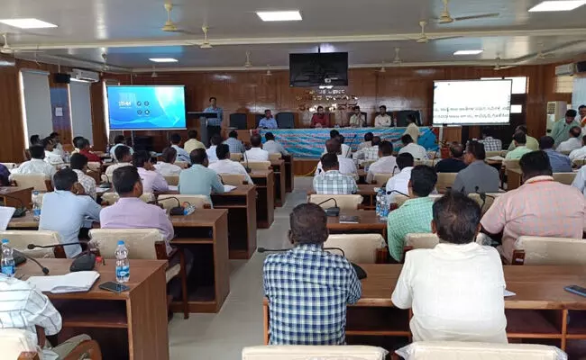 ರಾಯಚೂರು | ಒಳ ಮೀಸಲಾತಿ ಸಮೀಕ್ಷೆ: ತರಬೇತಿ ಕಾರ್ಯಗಾರಕ್ಕೆ ಚಾಲನೆ ರಾಯಚೂರು | ಒಳ ಮೀಸಲಾತಿ ಸಮೀಕ್ಷೆ: ತರಬೇತಿ ಕಾರ್ಯಗಾರಕ್ಕೆ ಚಾಲನೆ