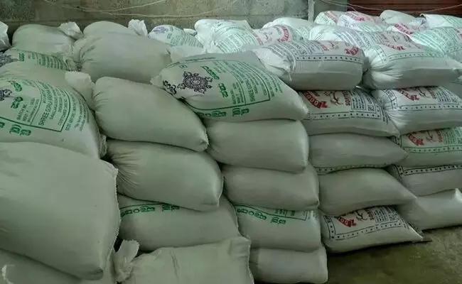 ಕಲಬುರಗಿ | ಅಕ್ರಮ ಪಡಿತರ ಅಕ್ಕಿ ಸಾಗಾಣಿಕೆ : 2,02,470 ರೂ. ಮೌಲ್ಯದ 59.55 ಕ್ವಿಂಟಾಲ್ ಅಕ್ಕಿ ಜಪ್ತಿ ಕಲಬುರಗಿ | ಅಕ್ರಮ ಪಡಿತರ ಅಕ್ಕಿ ಸಾಗಾಣಿಕೆ : 2,02,470 ರೂ. ಮೌಲ್ಯದ 59.55 ಕ್ವಿಂಟಾಲ್ ಅಕ್ಕಿ ಜಪ್ತಿ