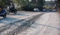 ಉಡುಪಿ: ರಸ್ತೆಯಲ್ಲಿ ಜಲ್ಲಿ ಚೆಲ್ಲುತ್ತಿದ್ದ ರೆಡಿಮಿಕ್ಸ್ ವಾಹನಕ್ಕೆ ದಂಡ ಉಡುಪಿ: ರಸ್ತೆಯಲ್ಲಿ ಜಲ್ಲಿ ಚೆಲ್ಲುತ್ತಿದ್ದ ರೆಡಿಮಿಕ್ಸ್ ವಾಹನಕ್ಕೆ ದಂಡ