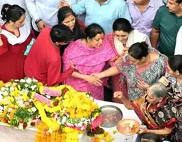 ಕನಿಷ್ಠ ಮಾನವೀಯತೆ ಇರಲಿ: ರಾಜಕಾರಣಿಗಳನ್ನು ತರಾಟೆಗೆ ತೆಗೆದುಕೊಂಡ ಪಹಲ್ಗಾಮ್ ಭಯೋತ್ಪಾದನಾ ದಾಳಿಯಲ್ಲಿ ಮೃತನ ಪತ್ನಿ