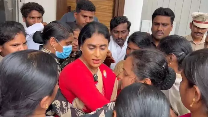 ನನ್ನನ್ನು ಗೃಹಬಂಧನದಲ್ಲಿರಿಸಲಾಗಿದೆ: ಆಂಧ್ರಪ್ರದೇಶ ಕಾಂಗ್ರೆಸ್ ಮುಖ್ಯಸ್ಥೆ ವೈ ಎಸ್ ಶರ್ಮಿಳಾ ಆರೋಪ