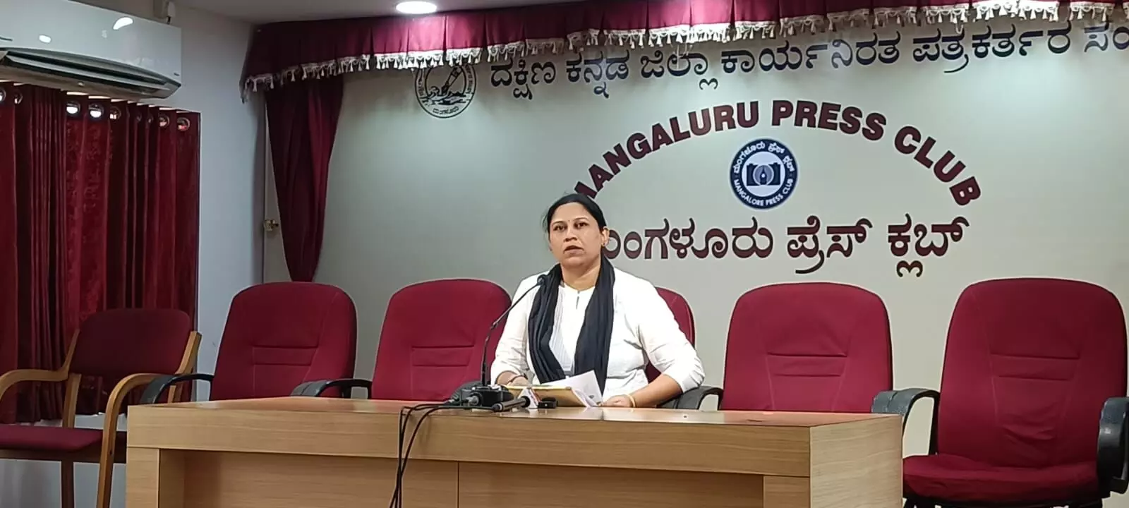 ಪಿಎಫ್ ಐನಿಂದ ಸ್ಪೀಕರ್ ಖಾದರ್ ಗೆ ಬೆದರಿಕೆ ಇದೆ: ಅನುಪಮಾ ಶೆಣೈ ಪಿಎಫ್ ಐನಿಂದ ಸ್ಪೀಕರ್ ಖಾದರ್ ಗೆ ಬೆದರಿಕೆ ಇದೆ: ಅನುಪಮಾ ಶೆಣೈ