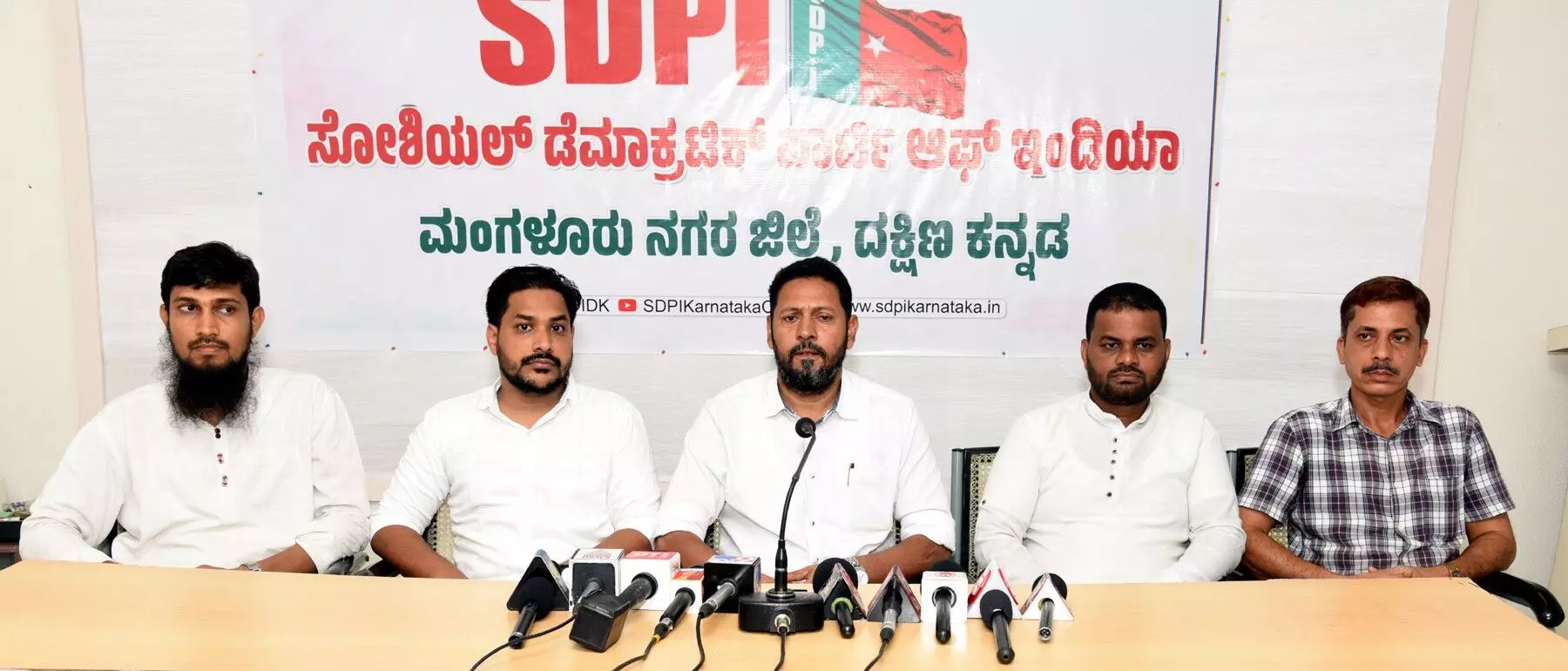 ಡಾ.ಜಿ.ಪರಮೇಶ್ವರ ತಮ್ಮ ಸ್ಥಾನಕ್ಕೆ ರಾಜೀನಾಮೆ ನೀಡಲಿ: ಜಲೀಲ್ ಕೃಷ್ಣಾಪುರ ಡಾ.ಜಿ.ಪರಮೇಶ್ವರ ತಮ್ಮ ಸ್ಥಾನಕ್ಕೆ ರಾಜೀನಾಮೆ ನೀಡಲಿ: ಜಲೀಲ್ ಕೃಷ್ಣಾಪುರ