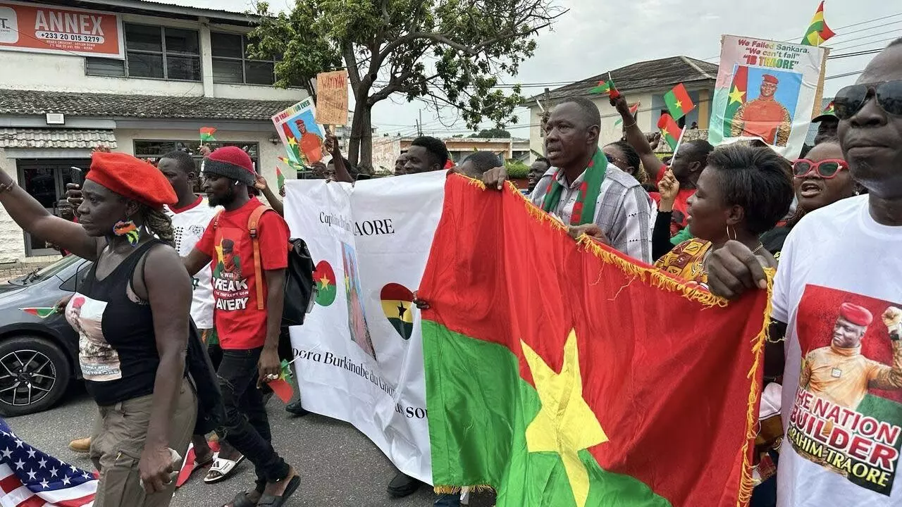 ಬುರ್ಕಿನಾ ಫಾಸೊ | ಮಿಲಿಟರಿ ಜುಂಟಾವನ್ನು ಬೆಂಬಲಿಸಿ ಸಾವಿರಾರು ಜನರಿಂದ ಮೆರವಣಿಗೆ