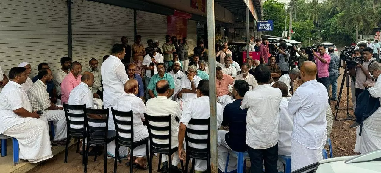 ಗುಂಪು ಹಲ್ಲೆಯಿಂದ ಮೃತಪಟ್ಟ ಅಶ್ರಫ್ ಮನೆಗೆ ಸರ್ವ ಪಕ್ಷ ಹೋರಾಟ ಸಮಿತಿ ಭೇಟಿ ಗುಂಪು ಹಲ್ಲೆಯಿಂದ ಮೃತಪಟ್ಟ ಅಶ್ರಫ್ ಮನೆಗೆ ಸರ್ವ ಪಕ್ಷ ಹೋರಾಟ ಸಮಿತಿ ಭೇಟಿ