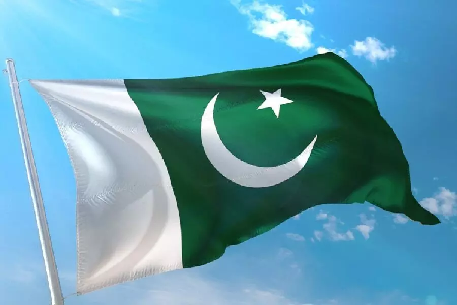 ಉತ್ತರ ಪ್ರದೇಶ | ನೆಲದ ಮೇಲೆ ಬಿದ್ದಿದ್ದ ಪಾಕಿಸ್ತಾನ ಧ್ವಜವನ್ನು ಎತ್ತಿಕೊಳ್ಳಲು ಪ್ರಯತ್ನಿಸಿದ ಮುಸ್ಲಿಂ ವಿದ್ಯಾರ್ಥಿನಿಯ ವೀಡಿಯೊ ವೈರಲ್: ಶಾಲೆಯಿಂದ ಉಚ್ಛಾಟನೆ ಉತ್ತರ ಪ್ರದೇಶ | ನೆಲದ ಮೇಲೆ ಬಿದ್ದಿದ್ದ ಪಾಕಿಸ್ತಾನ ಧ್ವಜವನ್ನು ಎತ್ತಿಕೊಳ್ಳಲು ಪ್ರಯತ್ನಿಸಿದ ಮುಸ್ಲಿಂ ವಿದ್ಯಾರ್ಥಿನಿಯ ವೀಡಿಯೊ ವೈರಲ್: ಶಾಲೆಯಿಂದ ಉಚ್ಛಾಟನೆ