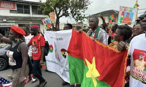 ಬುರ್ಕಿನಾ ಫಾಸೊ | ಮಿಲಿಟರಿ ಜುಂಟಾವನ್ನು ಬೆಂಬಲಿಸಿ ಸಾವಿರಾರು ಜನರಿಂದ ಮೆರವಣಿಗೆ