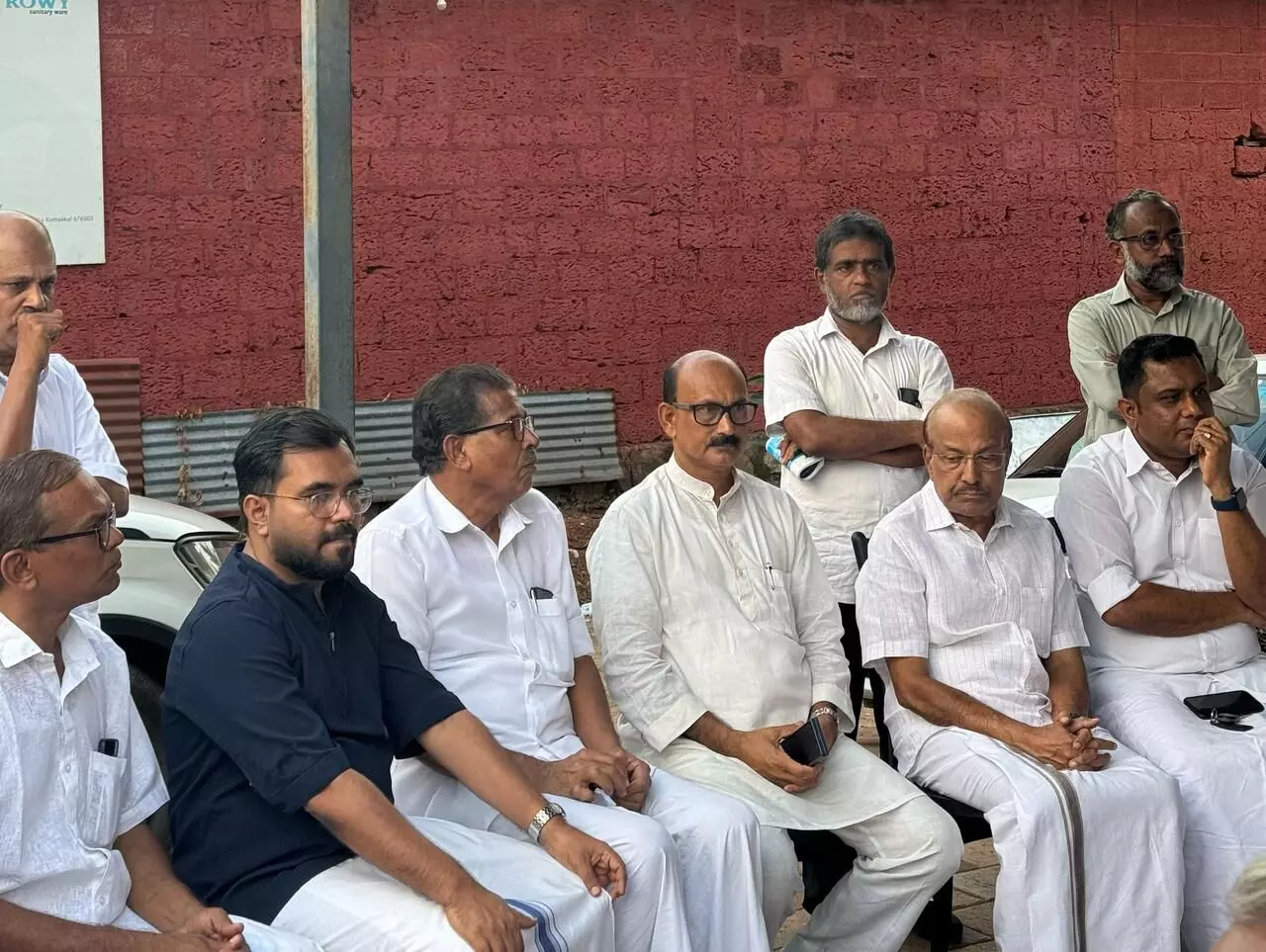 ಮಂಗಳೂರು ಗುಂಪು ಹಲ್ಲೆಯಿಂದ ಮೃತಪಟ್ಟ ಅಶ್ರಫ್ ಮನೆಗೆ ಭೇಟಿ ನೀಡಿದ ಕೆಪಿಸಿಸಿ ಪ್ರಧಾನ ಕಾರ್ಯದರ್ಶಿ ಟಿ ಎಂ ಶಾಹಿದ್ ತೆಕ್ಕಿಲ್ ಮಂಗಳೂರು ಗುಂಪು ಹಲ್ಲೆಯಿಂದ ಮೃತಪಟ್ಟ ಅಶ್ರಫ್ ಮನೆಗೆ ಭೇಟಿ ನೀಡಿದ ಕೆಪಿಸಿಸಿ ಪ್ರಧಾನ ಕಾರ್ಯದರ್ಶಿ ಟಿ ಎಂ ಶಾಹಿದ್ ತೆಕ್ಕಿಲ್