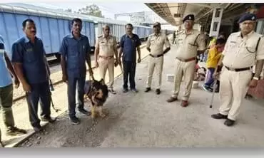 ಬೀದರ್ | ರೈಲು ನಿಲ್ದಾಣದಲ್ಲಿ ಅನುಮಾನಾಸ್ಪದ ಚಟುವಟಿಕೆ ಕಂಡು ಬಂದರೆ 139ಕ್ಕೆ ಕರೆ ಮಾಡಿ : ಎಂ.ಪ್ರಸಾದ್ ಬೀದರ್ | ರೈಲು ನಿಲ್ದಾಣದಲ್ಲಿ ಅನುಮಾನಾಸ್ಪದ ಚಟುವಟಿಕೆ ಕಂಡು ಬಂದರೆ 139ಕ್ಕೆ ಕರೆ ಮಾಡಿ : ಎಂ.ಪ್ರಸಾದ್