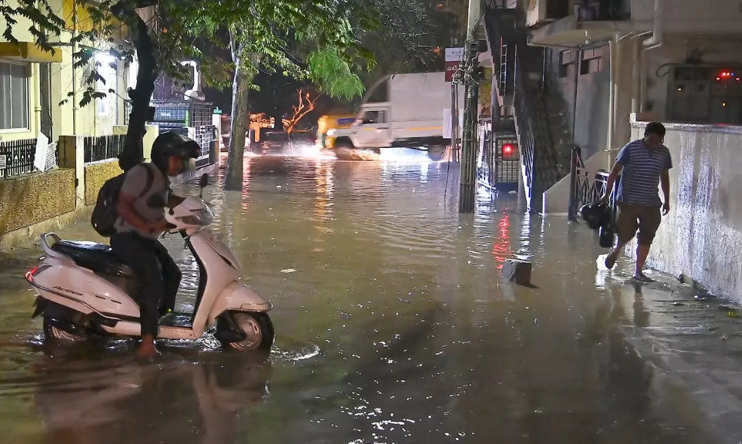 ಬೆಂಗಳೂರಿನಲ್ಲಿ ಗುಡುಗು ಸಹಿತ ಭಾರೀ ಮಳೆ; ಹಲವೆಡೆ ಮರಗಳು ಧರಾಶಾಹಿ