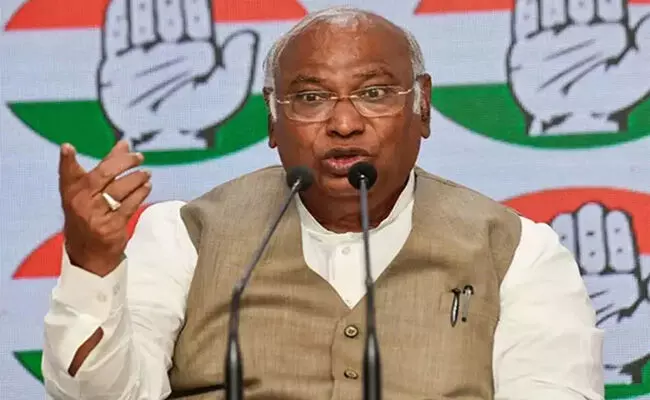 44 ಬಾರಿ ಅಂತಾರಾಷ್ಟ್ರೀಯ ಪ್ರವಾಸ ಕೈಗೊಂಡರೂ ಒಂದೇ ಒಂದು ಬಾರಿಯೂ ಮಣಿಪುರಕ್ಕೆ ಭೇಟಿ ನೀಡಲಿಲ್ಲವೇಕೆ?: ಪ್ರಧಾನಿ ಮೋದಿಗೆ ಖರ್ಗೆ ಪ್ರಶ್ನೆ