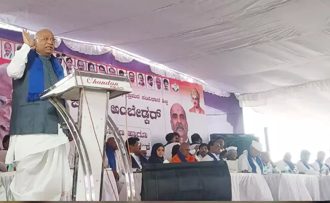 ಬಿಜೆಪಿ, ಆರೆಸ್ಸೆಸ್‌ನವರು ವೋಟ್‌ಗಾಗಿ ಅಂಬೇಡ್ಕರ್ ಅವರ ಫೋಟೋಗಳನ್ನು ಬಳಸುತ್ತಿದ್ದಾರೆ : ಮಲ್ಲಿಕಾರ್ಜುನ ಖರ್ಗೆ