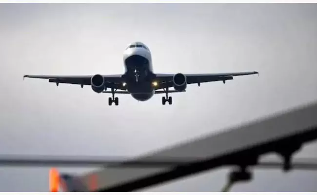 ಬಿಹಾರ | ಕಾರ್ಯನಿರ್ವಹಿಸದ ವಿಮಾನ ನಿಲ್ದಾಣ; ರನ್ ವೇ ನಲ್ಲೇ ಪರೀಕ್ಷೆ ಬರೆದ ವಿದ್ಯಾರ್ಥಿಗಳು!