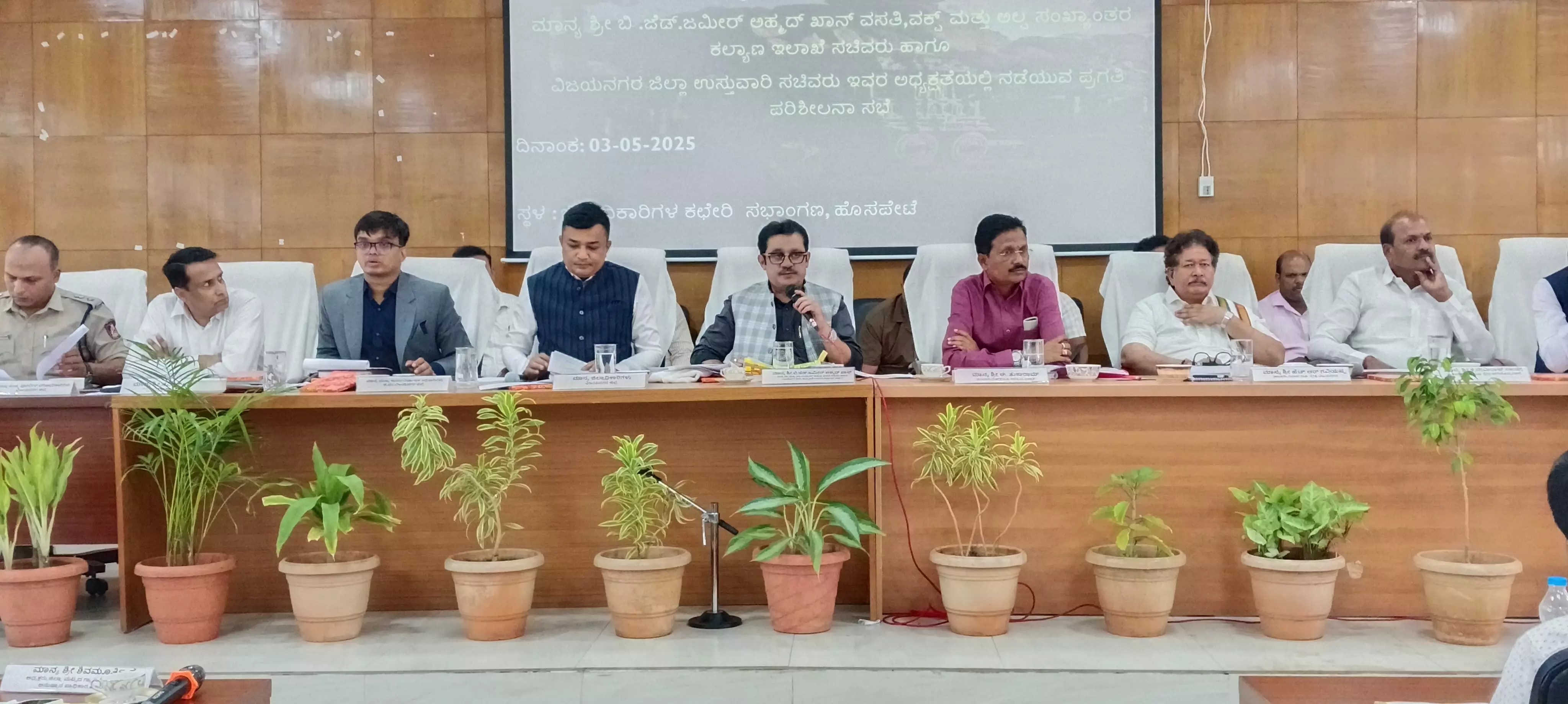 ಅಕ್ರಮ ಮದ್ಯಮಾರಾಟ, ಕಾನೂನು ಬಾಹಿರ ಚಟುವಟಿಕೆಗಳಿಗೆ ಶೀಘ್ರ ಕಡಿವಾಣ ಹಾಕಬೇಕು : ಸಚಿವ ಝಮೀರ್ ಅಹ್ಮದ್ ಅಕ್ರಮ ಮದ್ಯಮಾರಾಟ, ಕಾನೂನು ಬಾಹಿರ ಚಟುವಟಿಕೆಗಳಿಗೆ ಶೀಘ್ರ ಕಡಿವಾಣ ಹಾಕಬೇಕು : ಸಚಿವ ಝಮೀರ್ ಅಹ್ಮದ್