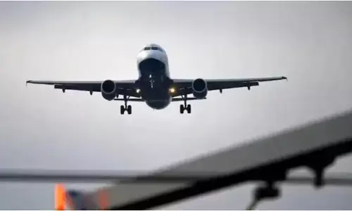 ಬಿಹಾರ | ಕಾರ್ಯನಿರ್ವಹಿಸದ ವಿಮಾನ ನಿಲ್ದಾಣ; ರನ್ ವೇ ನಲ್ಲೇ ಪರೀಕ್ಷೆ ಬರೆದ ವಿದ್ಯಾರ್ಥಿಗಳು!