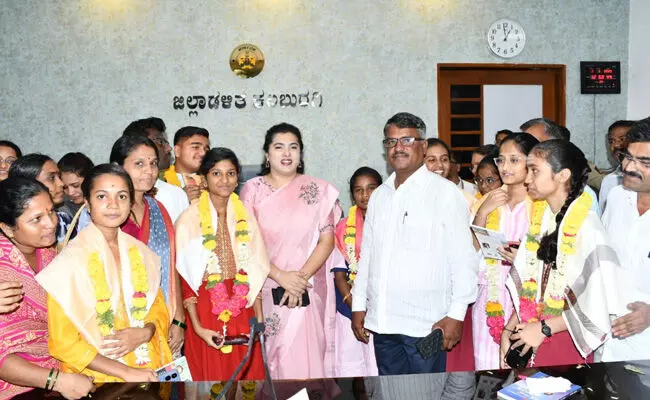 ಕಲಬುರಗಿ | ಎಸೆಸೆಲ್ಸಿ ಪರೀಕ್ಷೆಯಲ್ಲಿ ಹೆಚ್ಚಿನ ಅಂಕ ಪಡೆದ ವಿದ್ಯಾರ್ಥಿಗಳಿಗೆ ಜಿಲ್ಲಾಧಿಕಾರಿಗಳಿಂದ ಸನ್ಮಾನ ಕಲಬುರಗಿ | ಎಸೆಸೆಲ್ಸಿ ಪರೀಕ್ಷೆಯಲ್ಲಿ ಹೆಚ್ಚಿನ ಅಂಕ ಪಡೆದ ವಿದ್ಯಾರ್ಥಿಗಳಿಗೆ ಜಿಲ್ಲಾಧಿಕಾರಿಗಳಿಂದ ಸನ್ಮಾನ