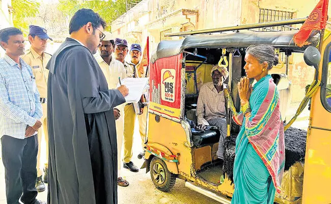 ವೃದ್ಧ ದಂಪತಿಯಿದ್ದ ಆಟೊ ರಿಕ್ಷಾ ಬಳಿಗೇ ಬಂದು ತೀರ್ಪು ನೀಡಿದ ನ್ಯಾಯಾಧೀಶರು!