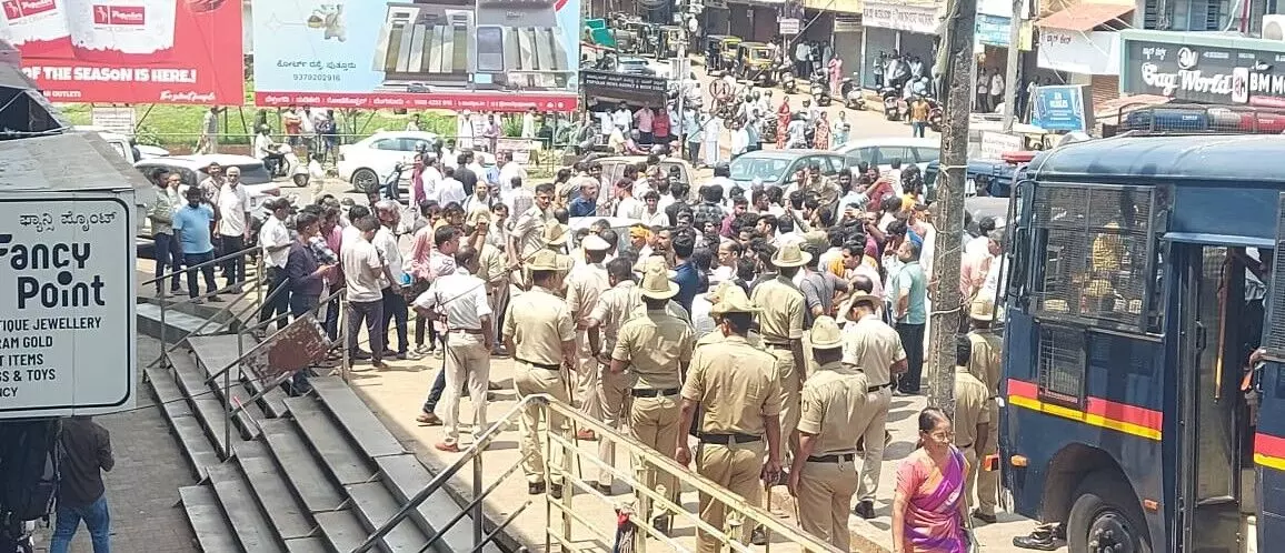 ಪುತ್ತೂರು| ಬಲವಂತವಾಗಿ ಅಂಗಡಿ ಬಂದ್, ನಿಷೇಧಾಜ್ಞೆ ಉಲ್ಲಂಘನೆ: 30 ಮಂದಿಯ ವಿರುದ್ಧ ಪ್ರಕರಣ ದಾಖಲು ಪುತ್ತೂರು| ಬಲವಂತವಾಗಿ ಅಂಗಡಿ ಬಂದ್, ನಿಷೇಧಾಜ್ಞೆ ಉಲ್ಲಂಘನೆ: 30 ಮಂದಿಯ ವಿರುದ್ಧ ಪ್ರಕರಣ ದಾಖಲು