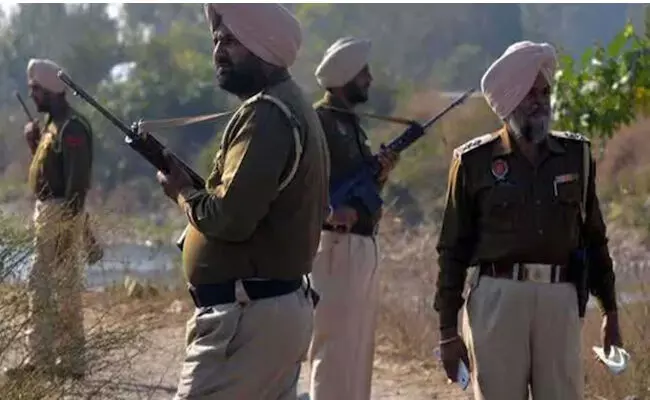 ಪಾಕಿಸ್ತಾನ : ಕೈದಿಗಳನ್ನು ಕರೆದೊಯ್ಯುತ್ತಿದ್ದ ಐವರು ಪೊಲೀಸರ ಅಪಹರಣ ಪಾಕಿಸ್ತಾನ : ಕೈದಿಗಳನ್ನು ಕರೆದೊಯ್ಯುತ್ತಿದ್ದ ಐವರು ಪೊಲೀಸರ ಅಪಹರಣ