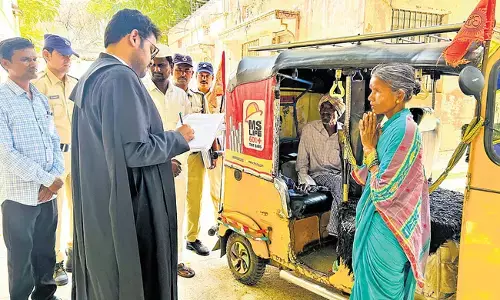 ವೃದ್ಧ ದಂಪತಿಯಿದ್ದ ಆಟೊ ರಿಕ್ಷಾ ಬಳಿಗೇ ಬಂದು ತೀರ್ಪು ನೀಡಿದ ನ್ಯಾಯಾಧೀಶರು!