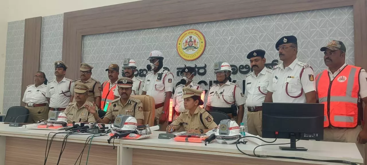 ಕಲಬುರಗಿ | ಟ್ರಾಫಿಕ್ ಪೊಲೀಸರಿಗೆ ಹವಾ ನಿಯಂತ್ರಿತ ಹೆಲ್ಮೆಟ್ ವಿತರಣೆ ಕಲಬುರಗಿ | ಟ್ರಾಫಿಕ್ ಪೊಲೀಸರಿಗೆ ಹವಾ ನಿಯಂತ್ರಿತ ಹೆಲ್ಮೆಟ್ ವಿತರಣೆ