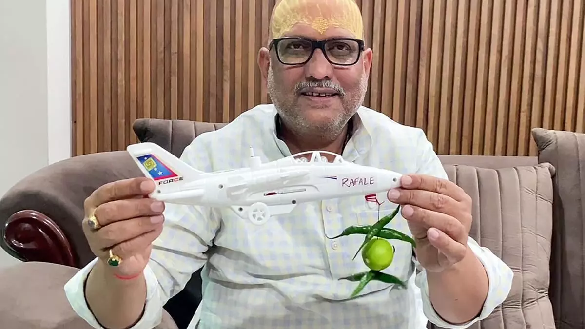 ನಿಂಬೆ ಹಣ್ಣು , ಮೆಣಸು ಕಟ್ಟಲ್ಪಟ್ಟ ಆಟಿಕೆ ರಫೇಲ್ ವಿಮಾನ ಪ್ರದರ್ಶಿಸಿದ ಕಾಂಗ್ರೆಸ್ ನಾಯಕ!