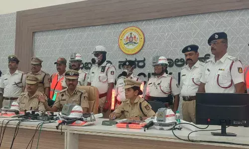 ಕಲಬುರಗಿ | ಟ್ರಾಫಿಕ್ ಪೊಲೀಸರಿಗೆ ಹವಾ ನಿಯಂತ್ರಿತ ಹೆಲ್ಮೆಟ್ ವಿತರಣೆ