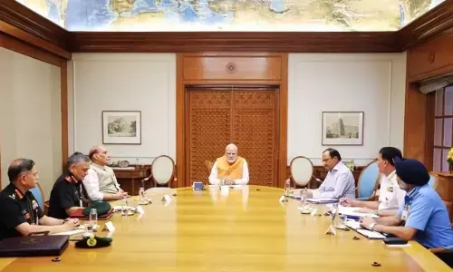 ಪ್ರಧಾನಿಯಿಂದ ರಕ್ಷಣಾ ಕಾರ್ಯದರ್ಶಿಯ ಭೇಟಿ