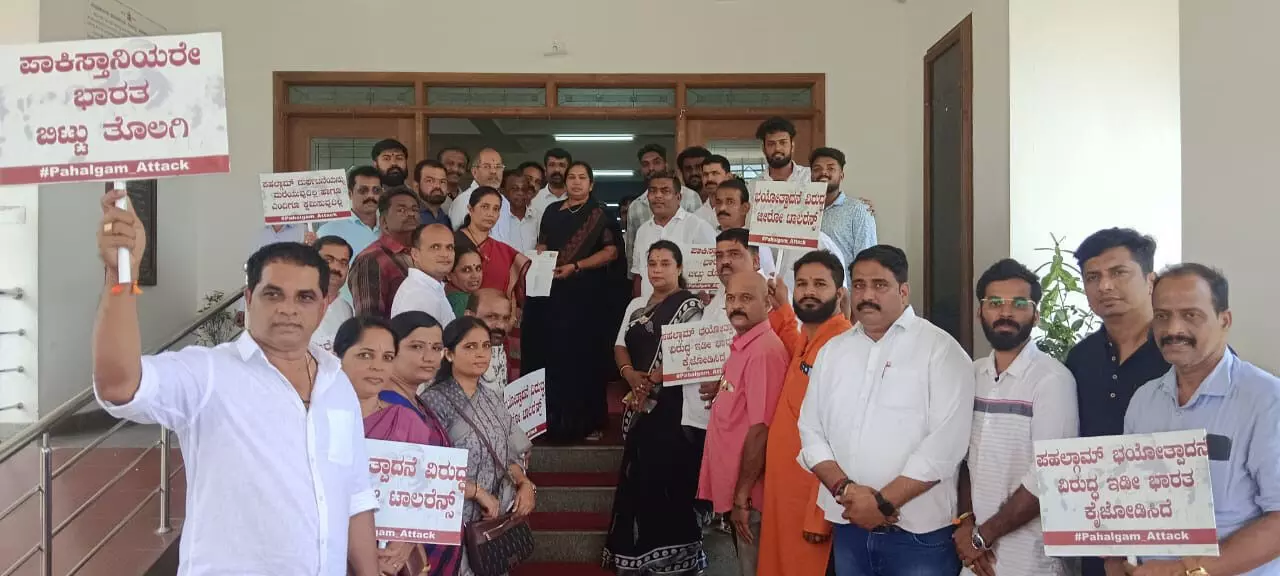 ಪಾಕಿಸ್ತಾನಿಗಳ ಗಡಿಪಾರಿಗೆ ತುರ್ತು ಕ್ರಮ: ಡಿಸಿಗೆ ಬಿಜೆಪಿ ಮನವಿ ಪಾಕಿಸ್ತಾನಿಗಳ ಗಡಿಪಾರಿಗೆ ತುರ್ತು ಕ್ರಮ: ಡಿಸಿಗೆ ಬಿಜೆಪಿ ಮನವಿ