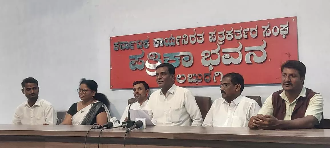 ಕಲಬುರಗಿ | ಜಾತಿ ಕಾಲಂನಲ್ಲಿ ಕೊರಮ ಎಂದು ಬರೆಯಿಸಿ : ಮಲ್ಲೇಶ್ ಭಜಂತ್ರಿ ಕಲಬುರಗಿ | ಜಾತಿ ಕಾಲಂನಲ್ಲಿ ಕೊರಮ ಎಂದು ಬರೆಯಿಸಿ : ಮಲ್ಲೇಶ್ ಭಜಂತ್ರಿ