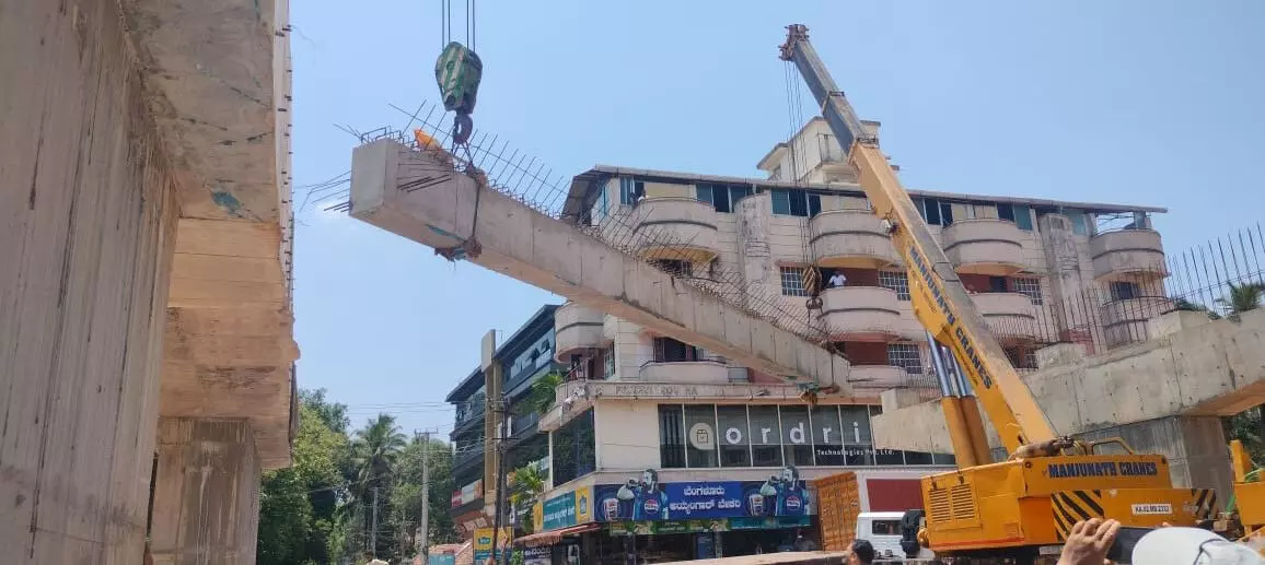 ಭರದಿಂದ ಸಾಗುತ್ತಿರುವ ಅಂಡರ್ಪಾಸ್ ಕಾಮಗಾರಿ: ಅಂಬಲಪಾಡಿ ಜಂಕ್ಷನ್ ಮೇಲ್ಸೆತುವೆಗಾಗಿ ಗರ್ಡರ್ ಅಳವಡಿಕೆ ಭರದಿಂದ ಸಾಗುತ್ತಿರುವ ಅಂಡರ್ಪಾಸ್ ಕಾಮಗಾರಿ: ಅಂಬಲಪಾಡಿ ಜಂಕ್ಷನ್ ಮೇಲ್ಸೆತುವೆಗಾಗಿ ಗರ್ಡರ್ ಅಳವಡಿಕೆ