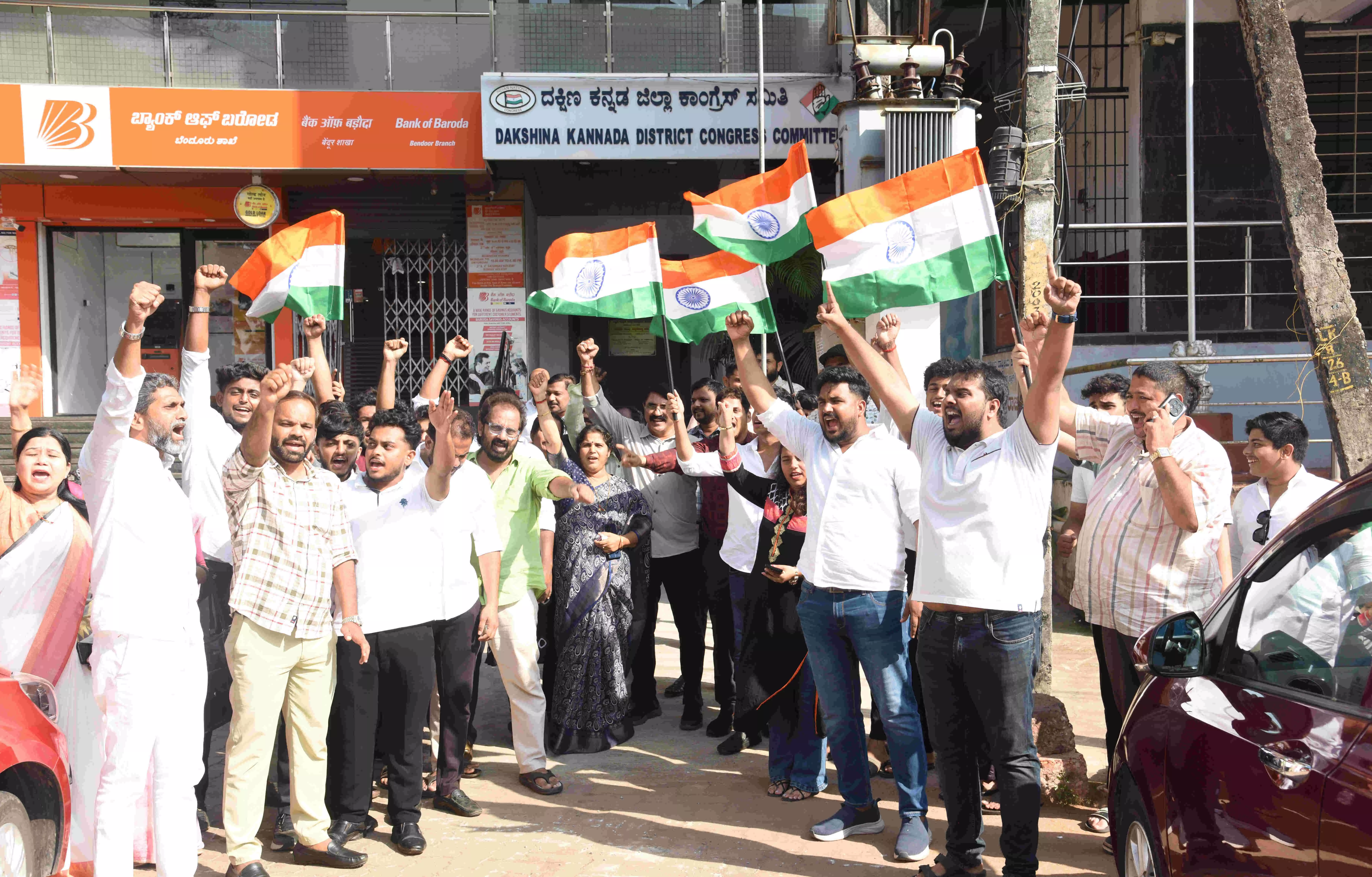 ಮಂಗಳೂರಿನಲ್ಲಿ ಕಾಂಗ್ರೆಸ್ನಿಂದ ಸಿಹಿ ಹಂಚುವ ಮೂಲಕ ವಿಜಯೋತ್ಸವ ಮಂಗಳೂರಿನಲ್ಲಿ ಕಾಂಗ್ರೆಸ್ನಿಂದ ಸಿಹಿ ಹಂಚುವ ಮೂಲಕ ವಿಜಯೋತ್ಸವ