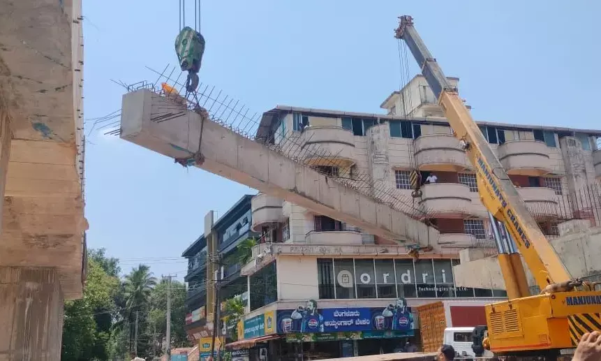 ಭರದಿಂದ ಸಾಗುತ್ತಿರುವ ಅಂಡರ್‌ಪಾಸ್ ಕಾಮಗಾರಿ: ಅಂಬಲಪಾಡಿ ಜಂಕ್ಷನ್ ಮೇಲ್ಸೆತುವೆಗಾಗಿ ಗರ್ಡರ್ ಅಳವಡಿಕೆ