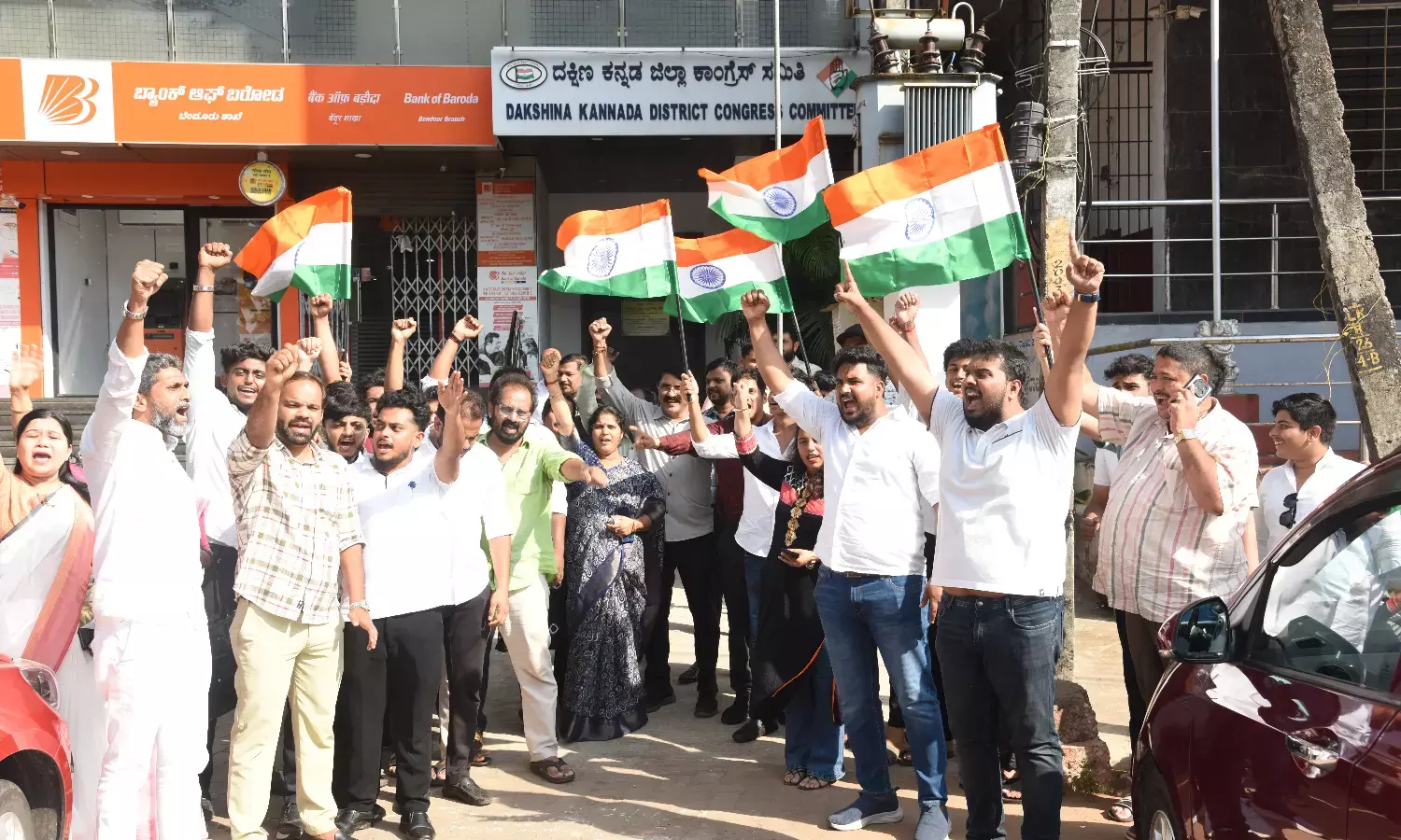 ಮಂಗಳೂರಿನಲ್ಲಿ ಕಾಂಗ್ರೆಸ್‌ನಿಂದ ಸಿಹಿ ಹಂಚುವ ಮೂಲಕ ವಿಜಯೋತ್ಸವ