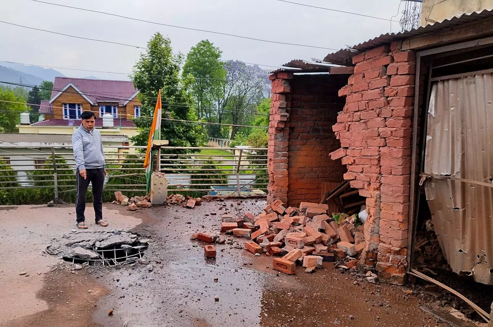 ಗಡಿ ನಿಯಂತ್ರಣಾ ರೇಖೆ ಬಳಿ ಪಾಕ್ ದಾಳಿಗೆ 13 ನಾಗರಿಕರು ಮೃತ್ಯು, 59 ಮಂದಿಗೆ ಗಾಯ: ಮಾಹಿತಿ ನೀಡಿದ ಸಚಿವಾಲಯ ಗಡಿ ನಿಯಂತ್ರಣಾ ರೇಖೆ ಬಳಿ ಪಾಕ್ ದಾಳಿಗೆ 13 ನಾಗರಿಕರು ಮೃತ್ಯು, 59 ಮಂದಿಗೆ ಗಾಯ: ಮಾಹಿತಿ ನೀಡಿದ ಸಚಿವಾಲಯ