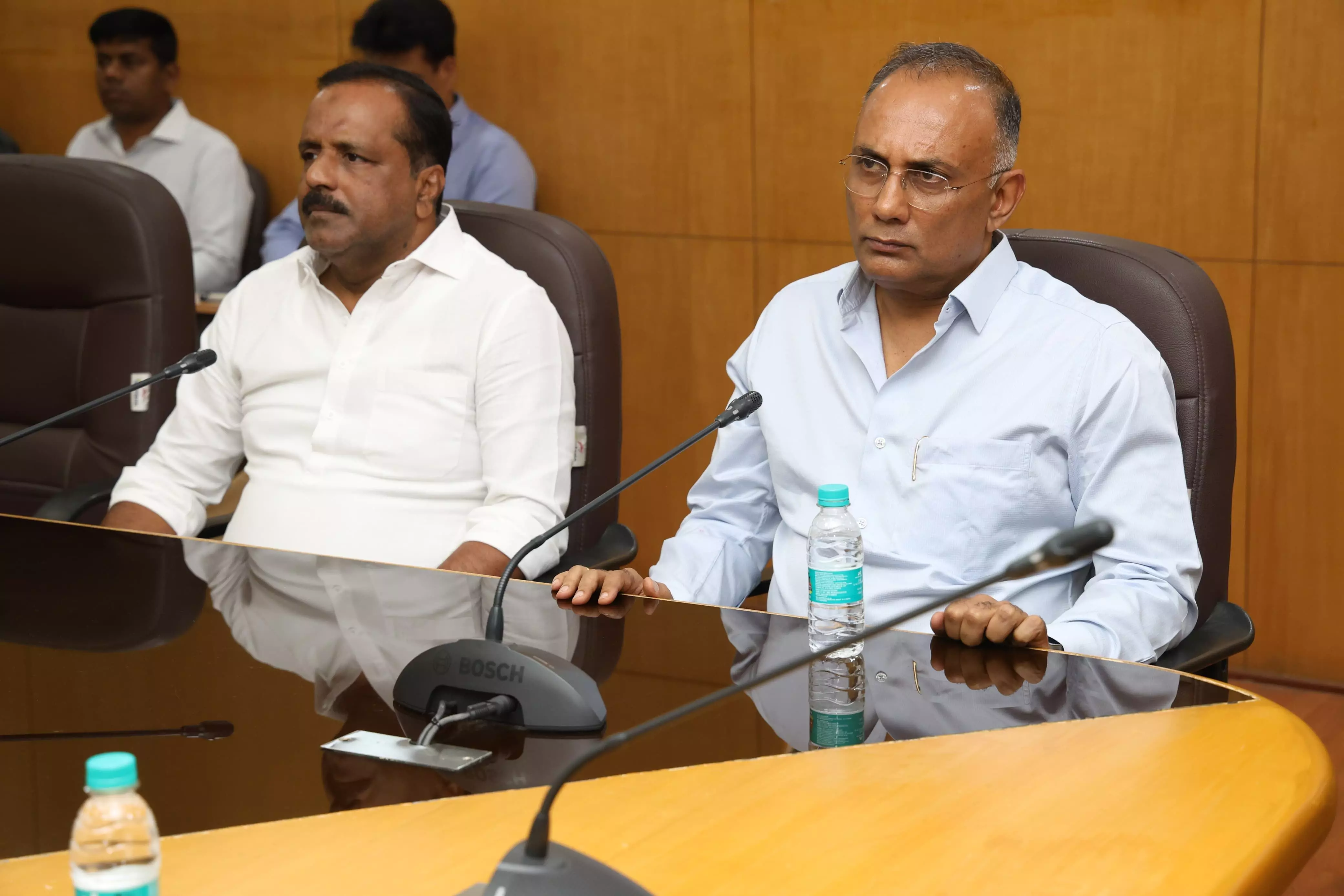 ಕಾನೂನುಬಾಹಿರ ಚಟುವಟಿಕೆ ಎಸಗುವವರ, ಅದಕ್ಕೆ ಉತ್ತೇಜನ ನೀಡುವವರ ವಿರುದ್ಧ ನಿರ್ದಾಕ್ಷಿಣ್ಯ ಕ್ರಮಕ್ಕೆ ಸಚಿವರ ಸೂಚನೆ