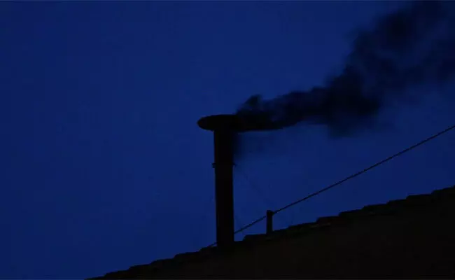 ಮೊದಲ ಮತದಾನದಲ್ಲಿ ಪೋಪ್ ಆಯ್ಕೆಯಾಗಿಲ್ಲ ಎಂದು ಸೂಚಿಸಿದ ಸಿಸ್ಟಿನ್ ಚಾಪೆಲ್‌ನ ಕಪ್ಪುಹೊಗೆ