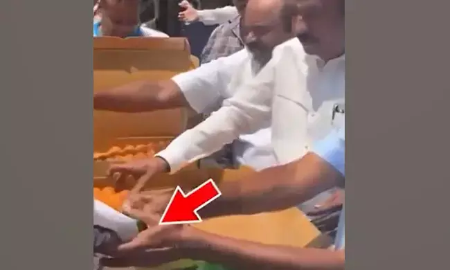 ರಾಷ್ಟ್ರಧ್ವಜವನ್ನು ಕರವಸ್ತ್ರದಂತೆ ಬಳಸಿದ ಬಿಜೆಪಿ ನಾಯಕರು : ಕಾಂಗ್ರೆಸ್ ಆಕ್ರೋಶ