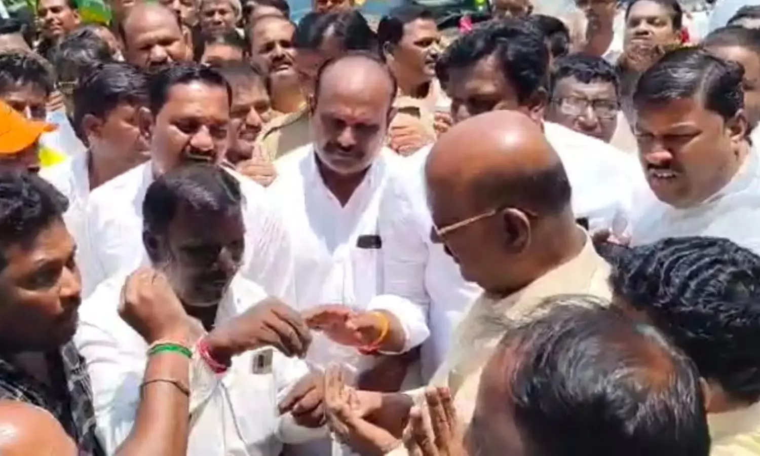 ರಾಯಚೂರು | ಕುಡಿಯುವ ನೀರಿನ ಸಮಸ್ಯೆ : ಬಿಜೆಪಿ ಶಾಸಕ ಮಾನಪ್ಪ ವಜ್ಜಲ್‌ರನ್ನು ತರಾಟೆಗೆ ತೆಗೆದುಕೊಂಡ ಗ್ರಾಮಸ್ಥರು