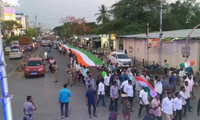 ರಾಯಚೂರು | ದೇಶದ ಸೈನಿಕರನ್ನು‌ ಬೆಂಬಲಿಸಿ ಯುವಕರಿಂದ ತಿರಂಗ ಯಾತ್ರೆ; ಮಾಜಿ ಸೈನಿಕರಿಗೆ ಸನ್ಮಾನ