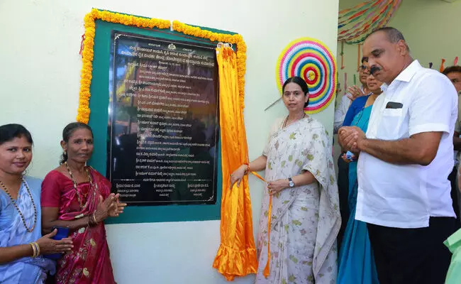 ರೈತರು ಹೊಸ ತಂತ್ರಜ್ಞಾನಗಳನ್ನು ಅಳವಡಿಸಿಕೊಂಡು ಆದಾಯ ಹೆಚ್ಚಿಸಿಕೊಳ್ಳಬೇಕು : ಸಚಿವೆ ಲಕ್ಷ್ಮೀ ಹೆಬ್ಬಾಳ್ಕರ್