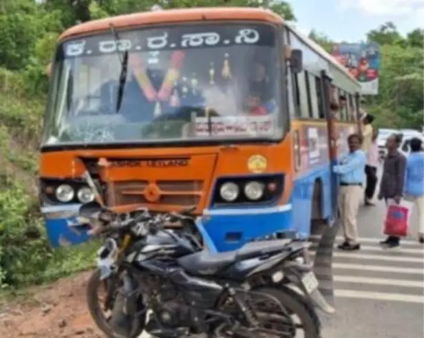 ಕಬಕ | ಬಸ್- ಬೈಕ್ ಮಧ್ಯೆ ಢಿಕ್ಕಿ: ಬೈಕ್ ಸವಾರ ತಂದೆ ಮೃತ್ಯು, ಮಗ ಗಂಭೀರ