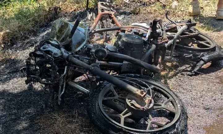 ರಸ್ತೆ ಪಕ್ಕದ ಕಲ್ಲಿಗೆ ಢಿಕ್ಕಿ‌ ಹೊಡೆದು ಹೊತ್ತಿ ಉರಿದ ಬೈಕ್