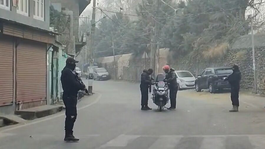 ಮನೆಗೆ ಧಾವಿಸಬೇಡಿ, ಸುರಕ್ಷಿತ ಸ್ಥಳಗಳಲ್ಲಿ ಉಳಿಯಿರಿ: ಗಡಿ ಗ್ರಾಮಗಳ ನಿವಾಸಿಗಳಿಗೆ ಜಮ್ಮು ಮತ್ತು ಕಾಶ್ಮೀರ ಪೊಲೀಸರ ಸಲಹೆ