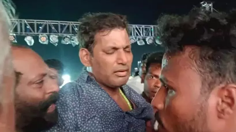 ಕಾರ್ಯಕ್ರಮದ ವೇದಿಕೆಯಲ್ಲೇ ಕುಸಿದು ಬಿದ್ದ ತಮಿಳು ನಟ ವಿಶಾಲ್